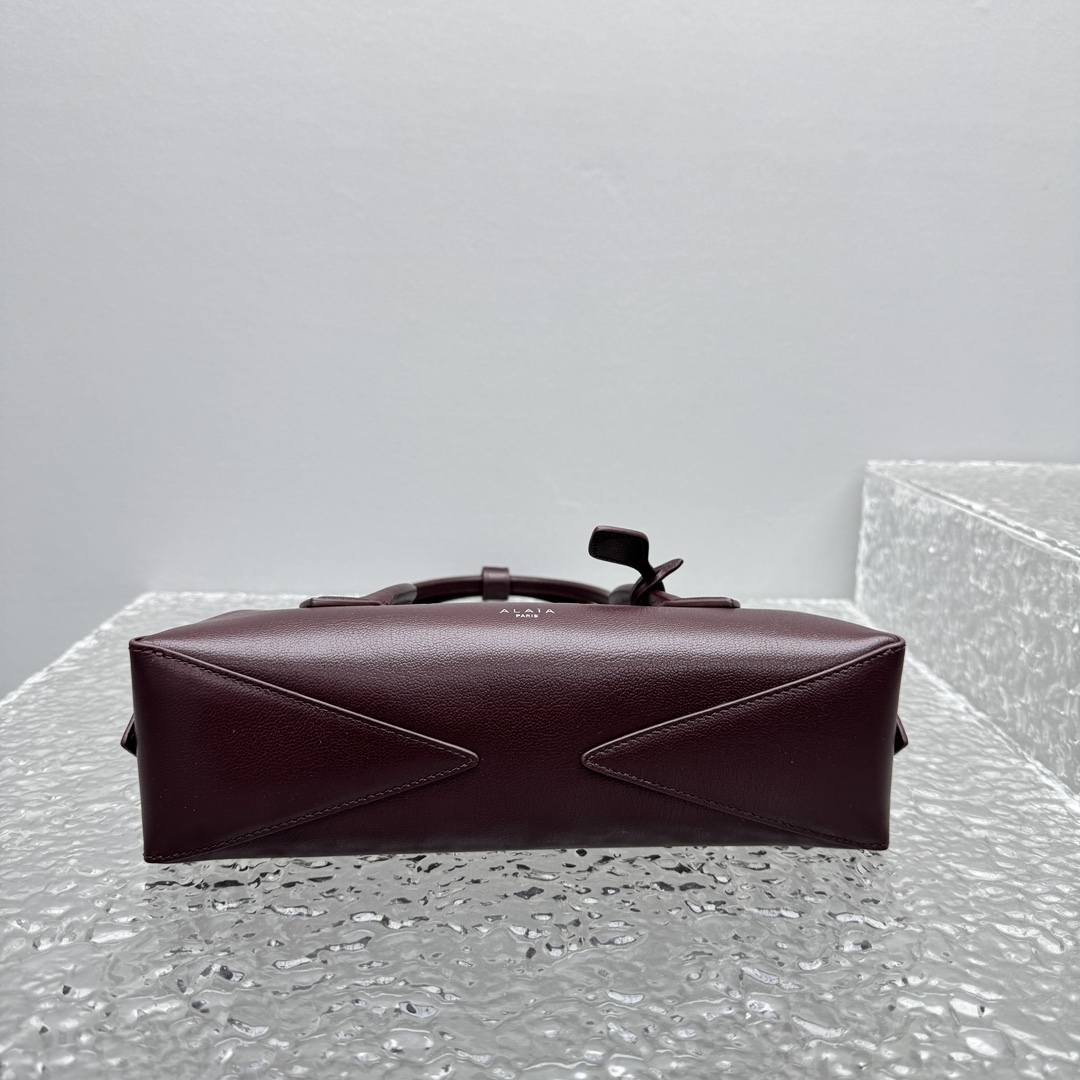 Alaïa Burgundy Small Le Teckel Shoulder Bag in LeatherAlaia  000613