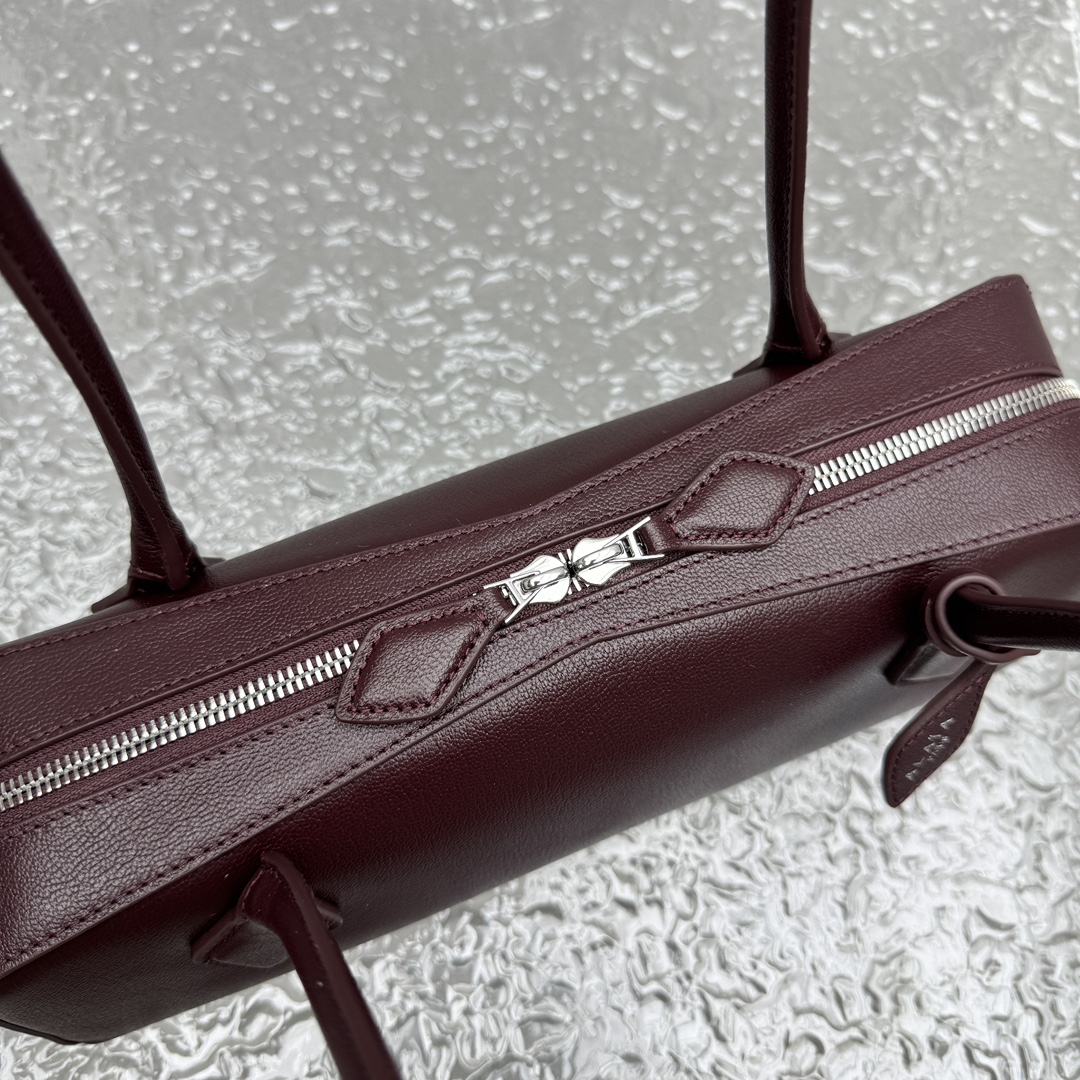 Alaïa Le Teckel Shoulder Bag | Brown