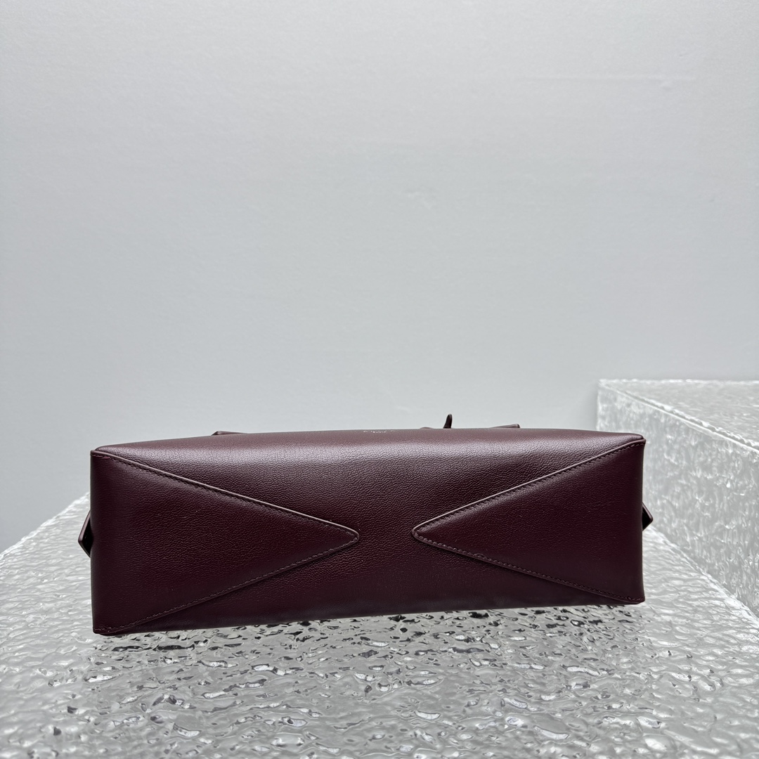 Alaïa Le Teckel Shoulder Bag | Brown