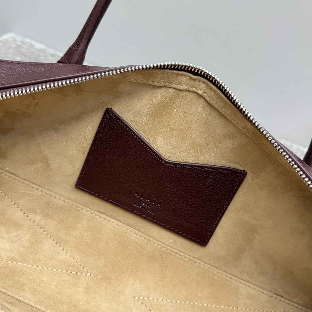 Alaïa Le Teckel Shoulder Bag | Brown