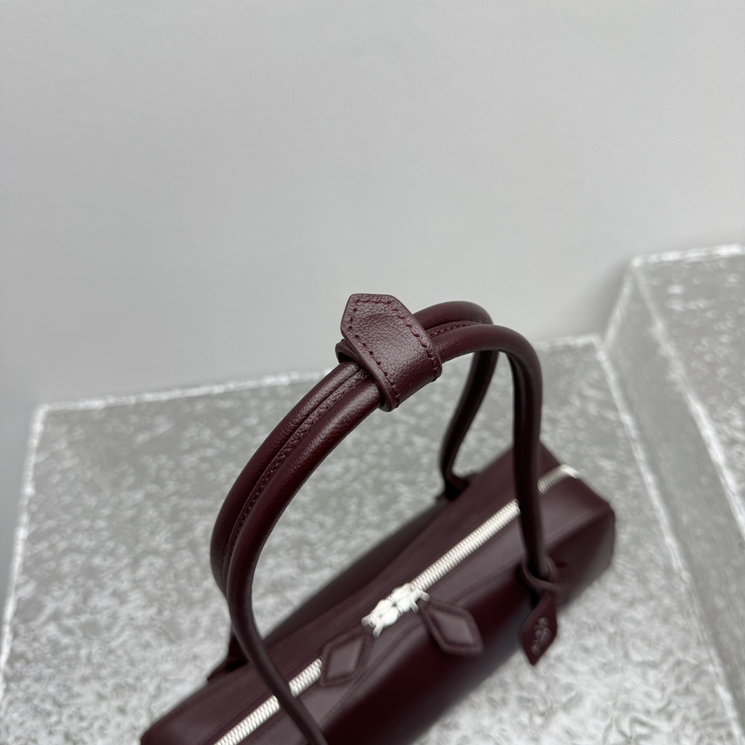 Alaïa Le Teckel Shoulder Bag | Brown