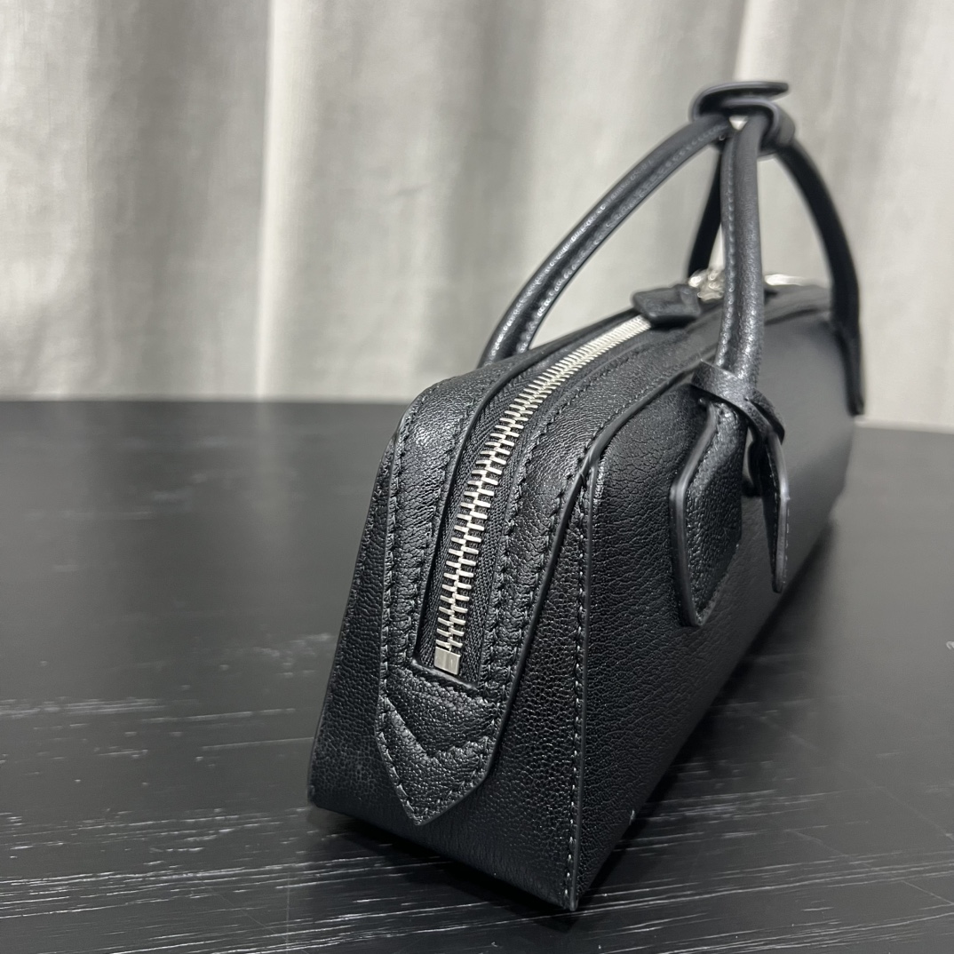 Alaïa Le Teckel Grained Leather Clutch in Black |