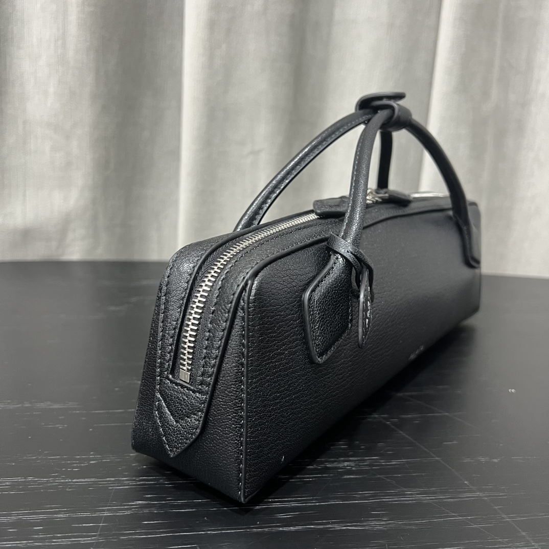 Alaïa Le Teckel Grained Leather Clutch in Black |