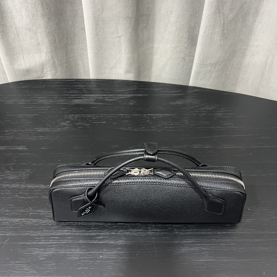 Alaïa Le Teckel Grained Leather Clutch in Black |