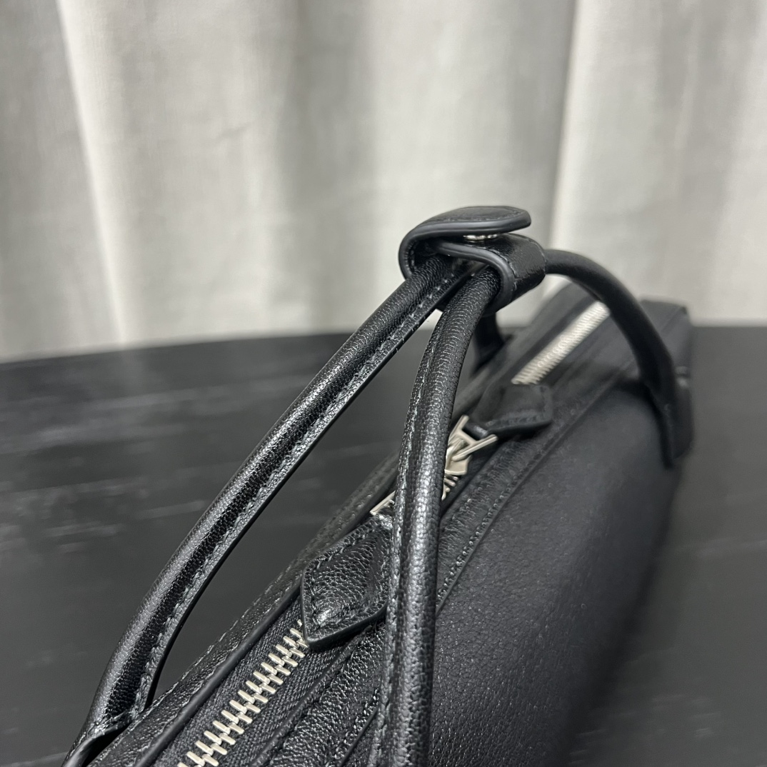 Alaïa Le Teckel Grained Leather Clutch in Black |