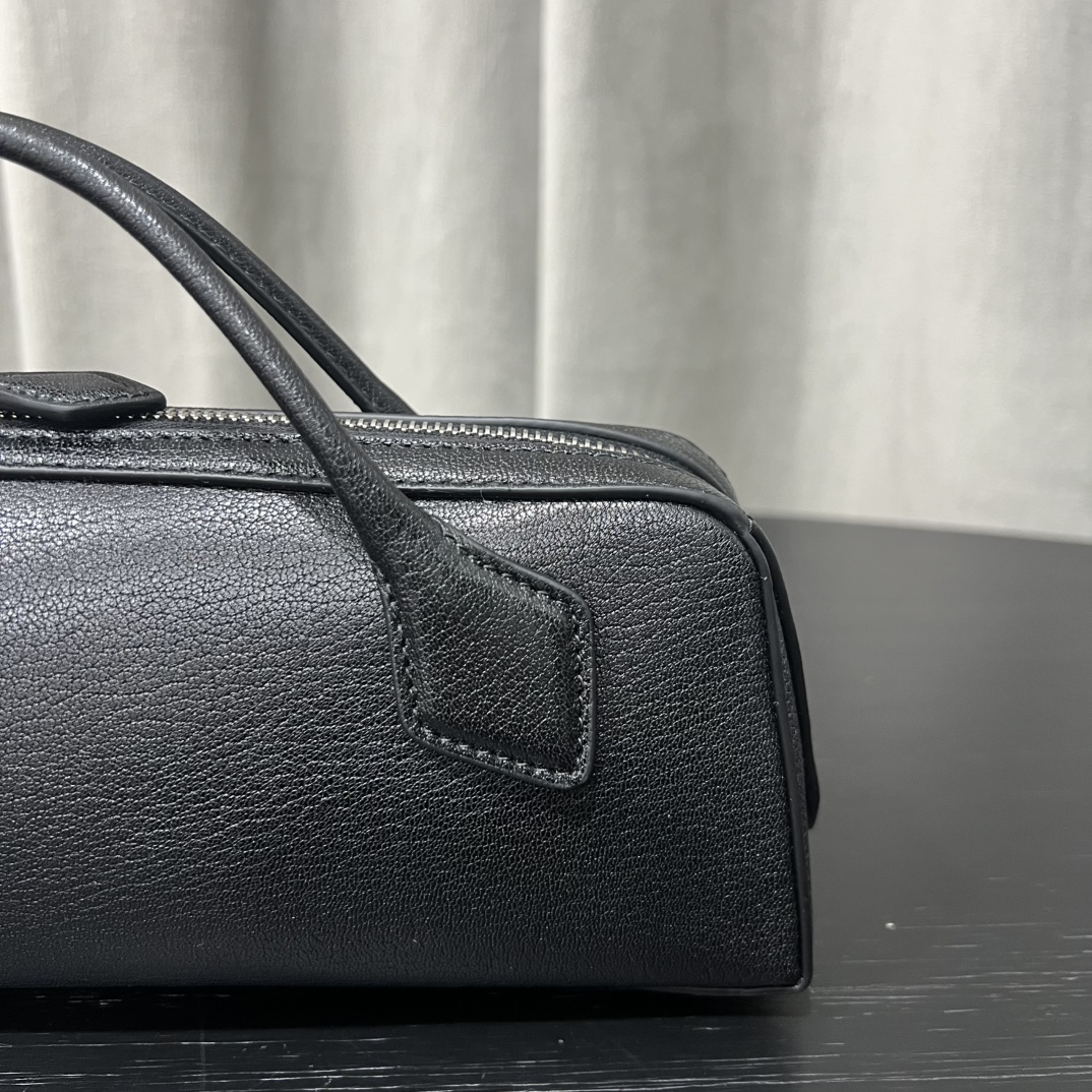 Alaïa Le Teckel Grained Leather Clutch in Black |