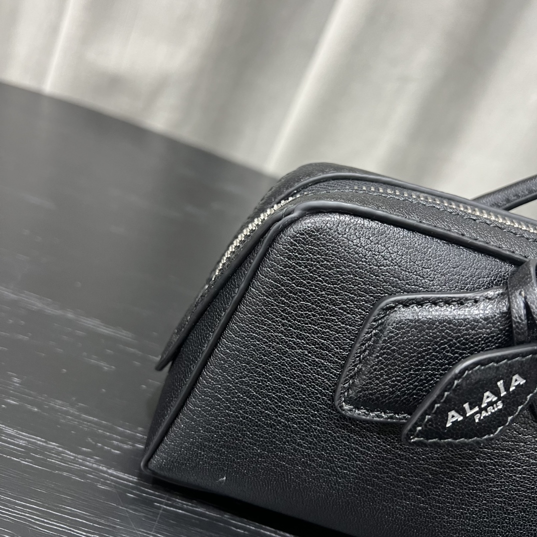 Alaïa Le Teckel Grained Leather Clutch in Black |
