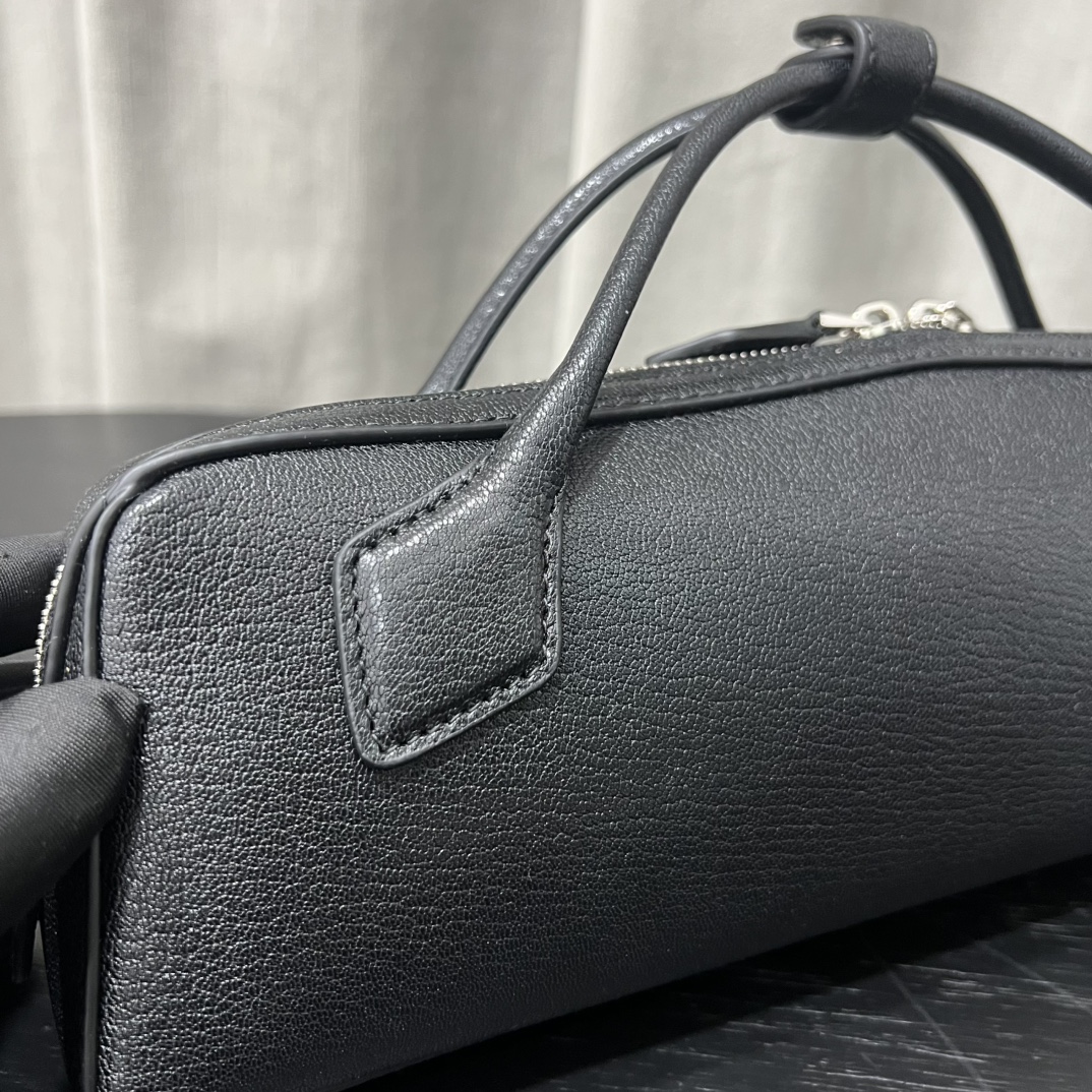 Alaïa Le Teckel Grained Leather Clutch in Black |