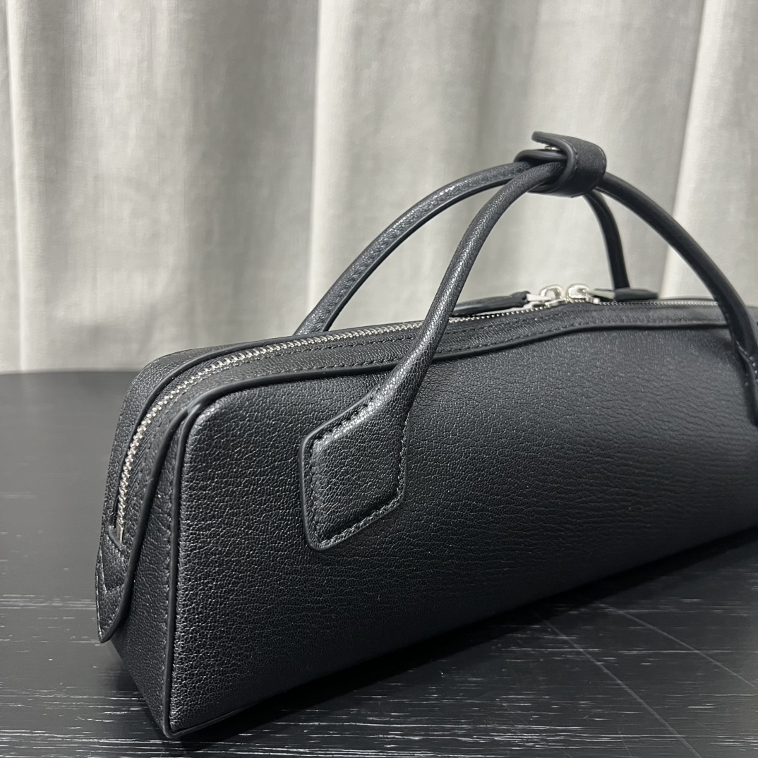Alaïa Le Teckel Grained Leather Clutch in Black |