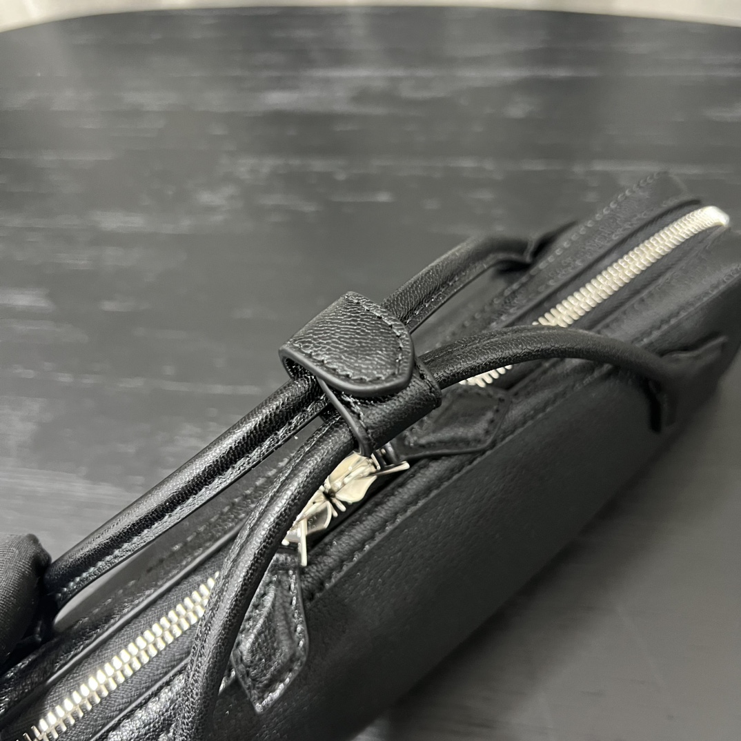 Alaïa Le Teckel Grained Leather Clutch in Black |