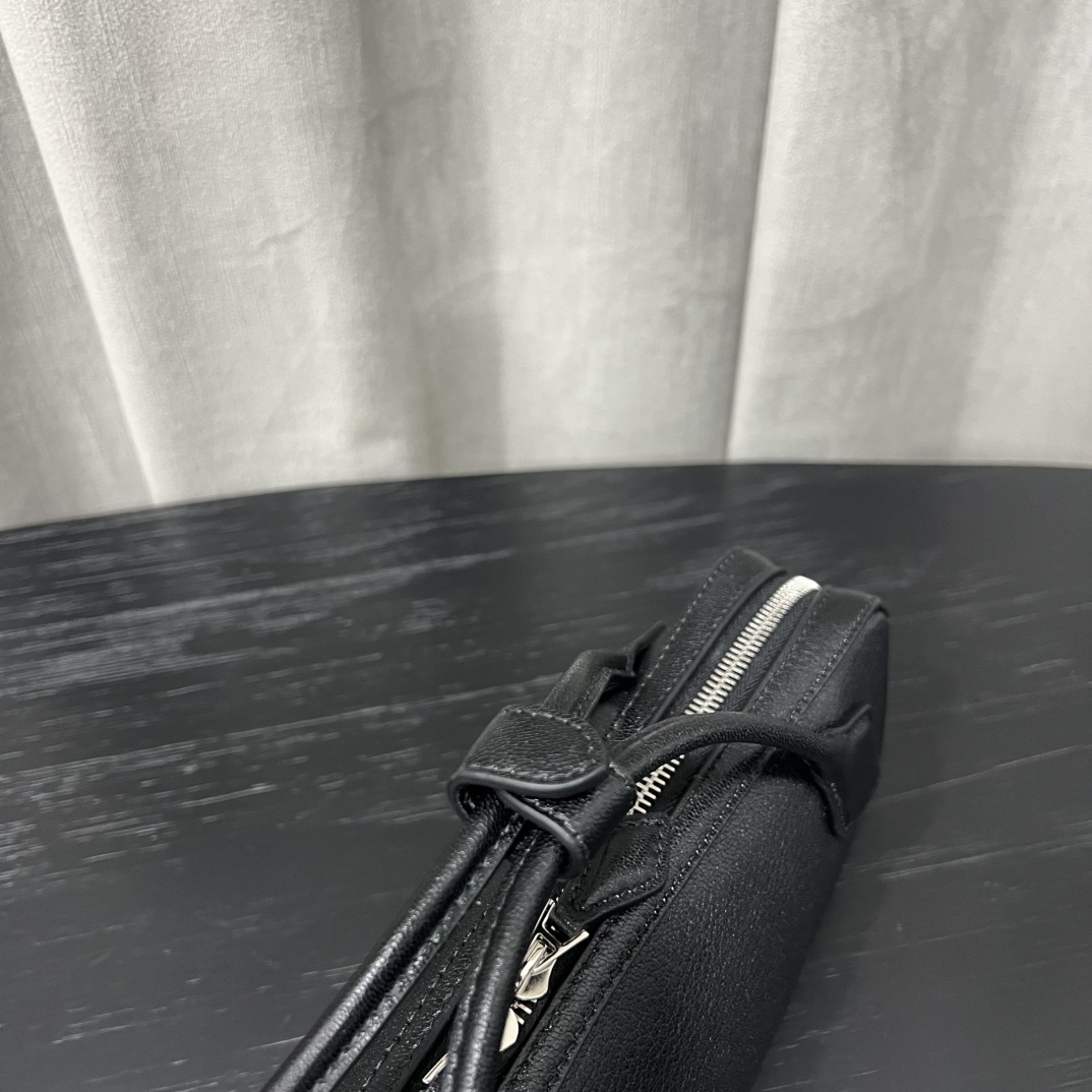 Alaïa Le Teckel Grained Leather Clutch in Black |