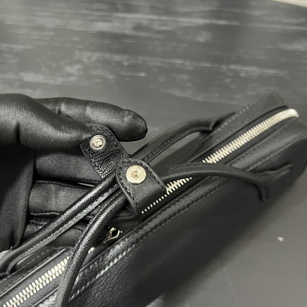 Alaïa Le Teckel Grained Leather Clutch in Black |