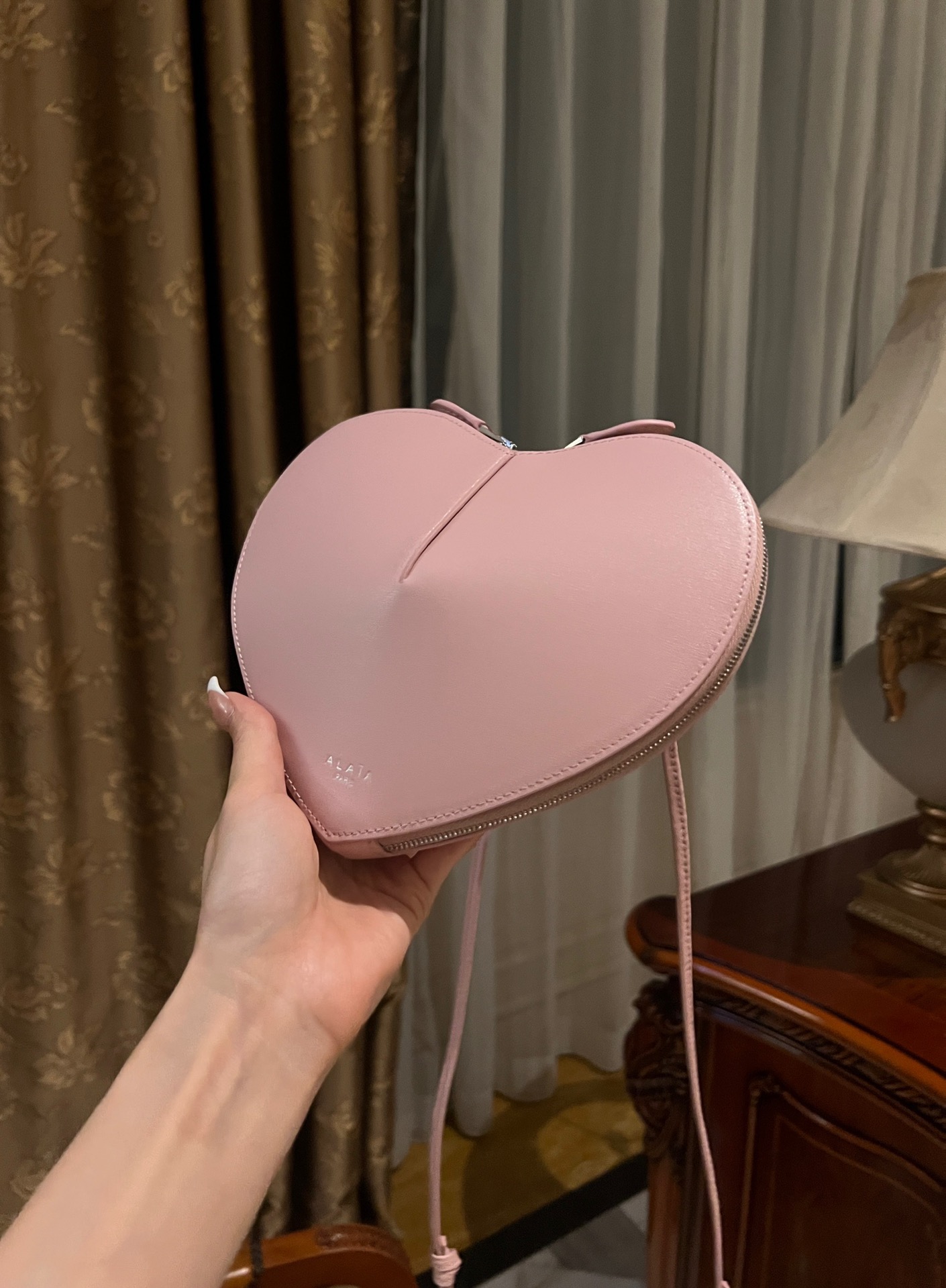 Le coeur leather crossbody bag Alaïa pink in Leather369
