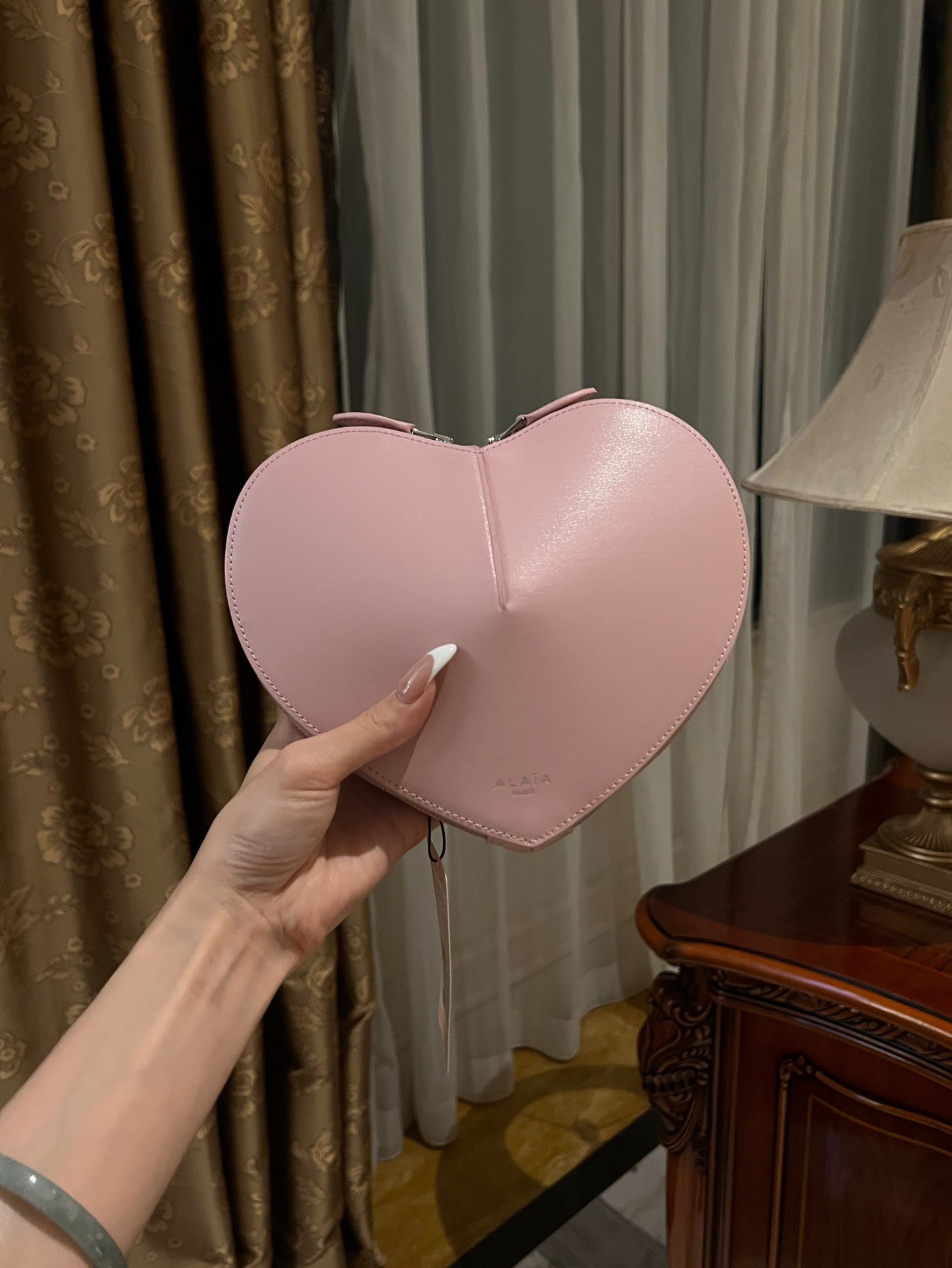 Le coeur leather crossbody bag Alaïa pink in Leather369