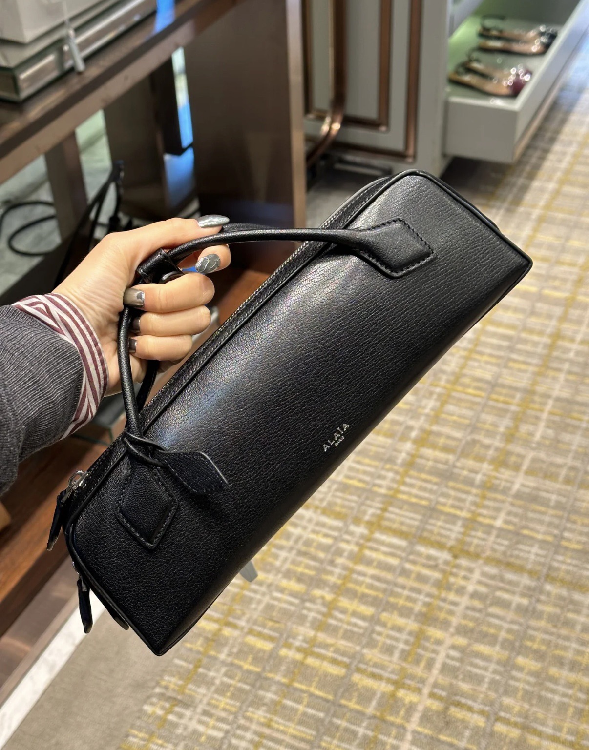 Alaïa Le Teckel Grained Leather Clutch in Black
