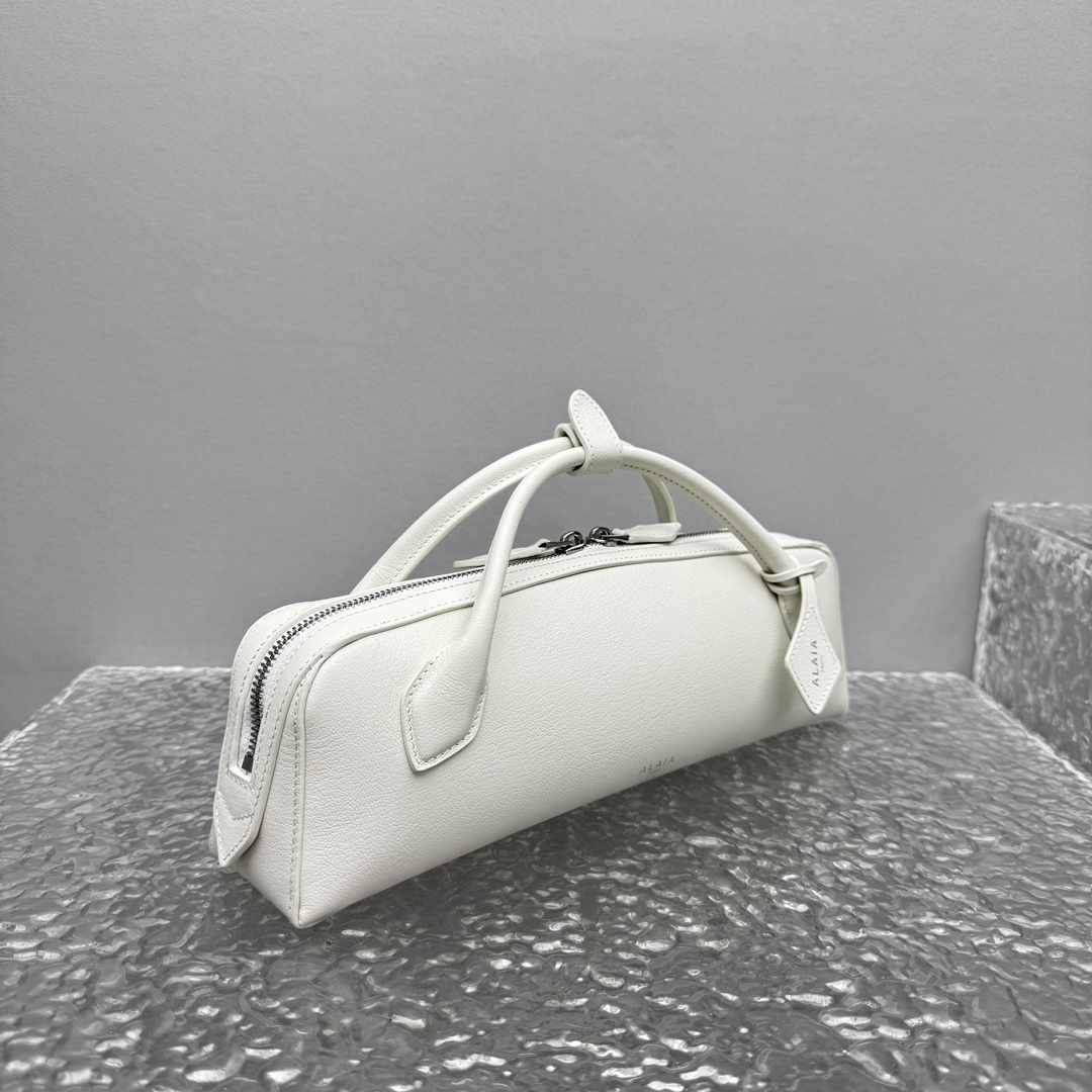 Alaïa Le Teckel Ivory Leather Clutch in White |