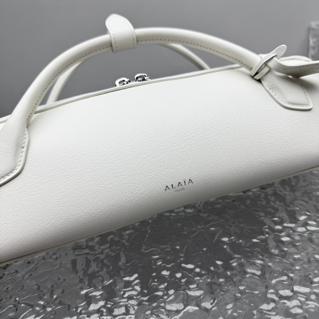 Alaïa Le Teckel Ivory Leather Clutch in White |