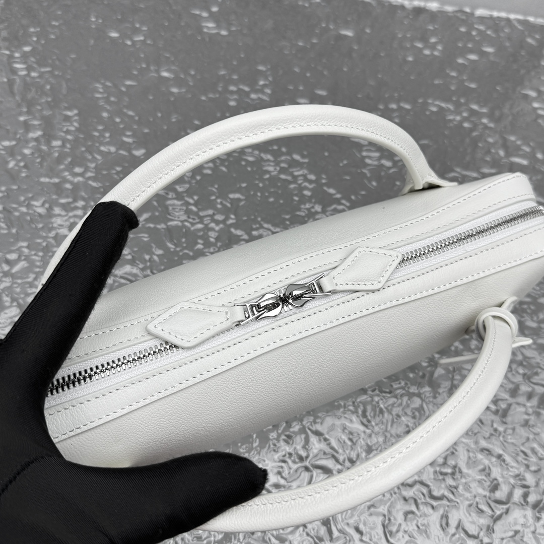 Alaïa Le Teckel Ivory Leather Clutch in White |