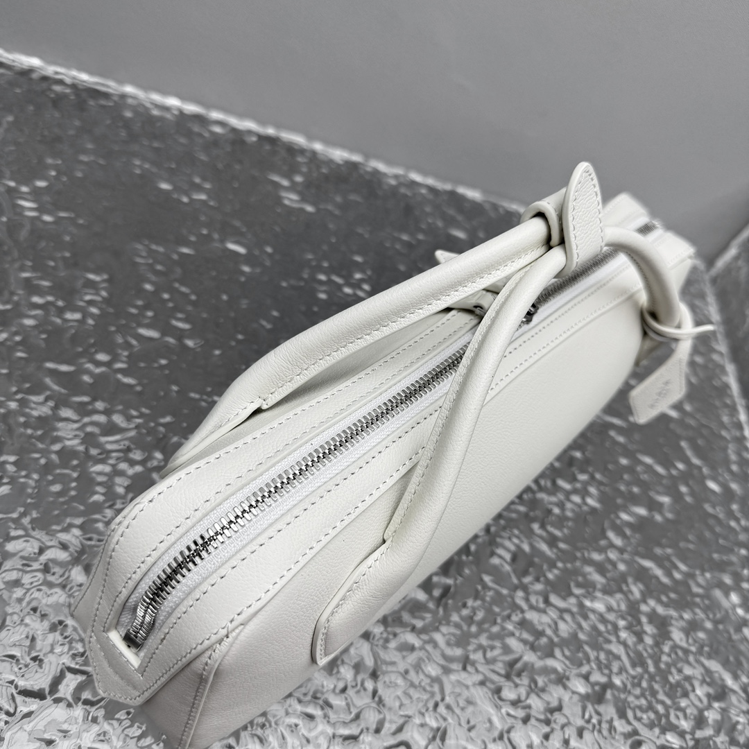 Alaïa Le Teckel Ivory Leather Clutch in White |