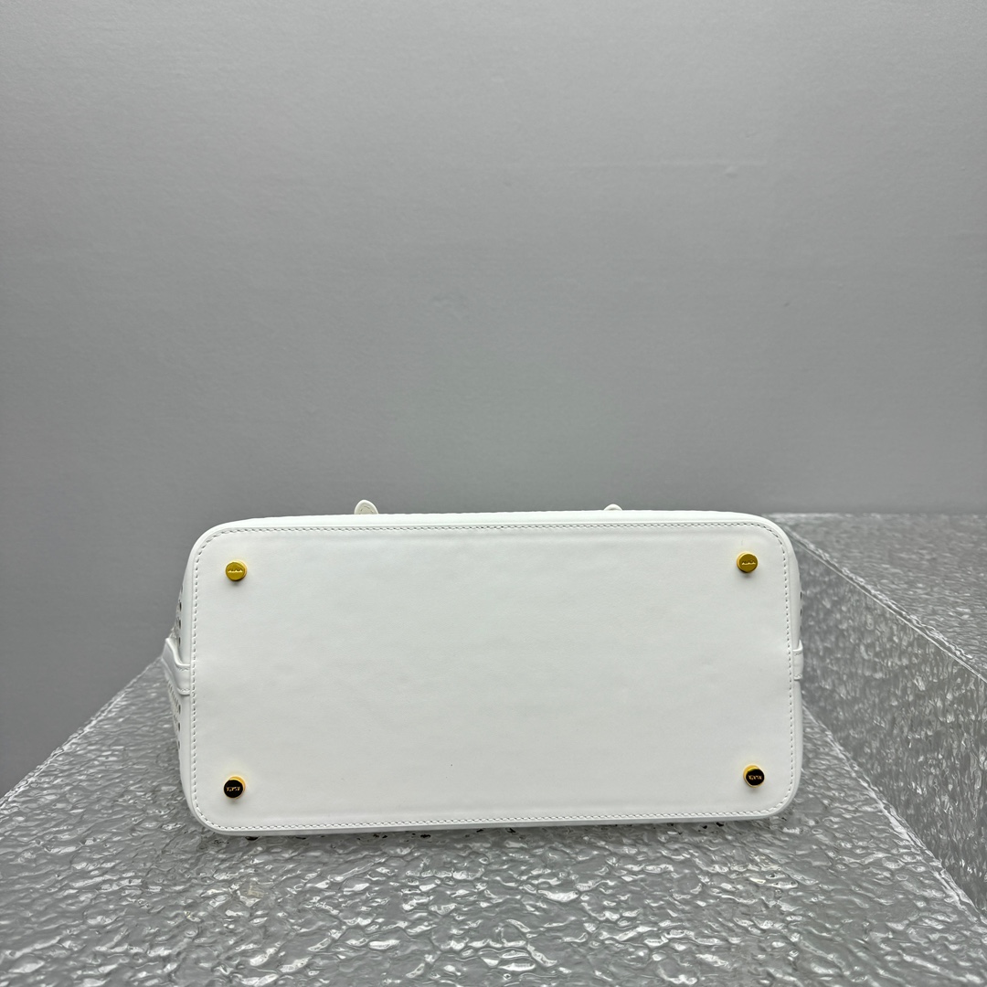 Alaïa Leather Neo Mina 32 Shoulder Bag in White |