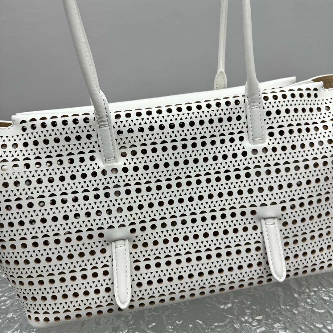 Alaïa Leather Neo Mina 32 Shoulder Bag in White |