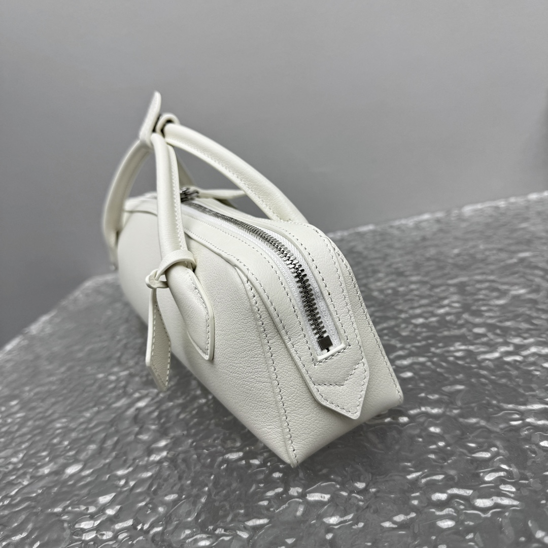 Alaïa Le Teckel Ivory Leather Clutch in White |