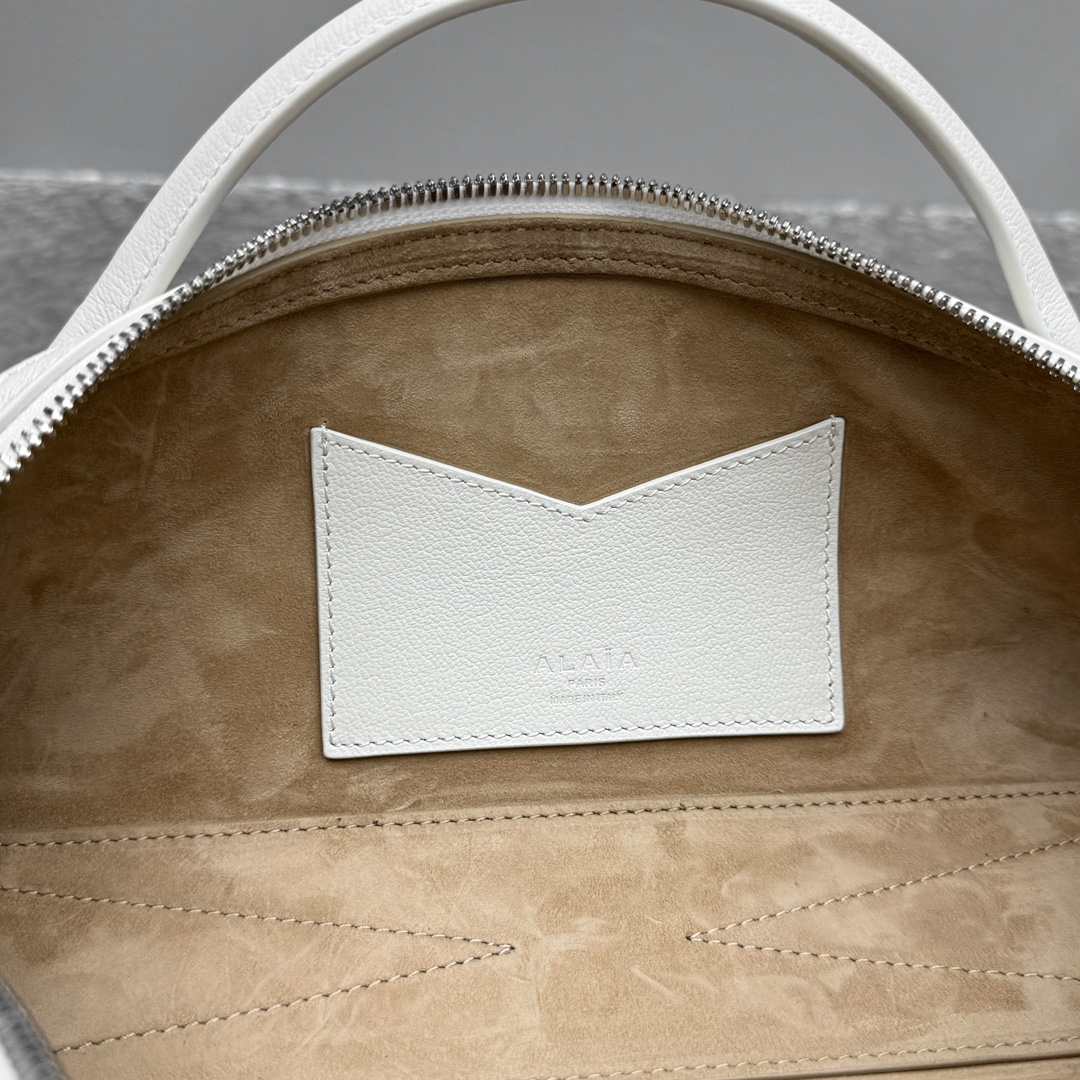 Alaïa Le Teckel Ivory Leather Clutch in White |