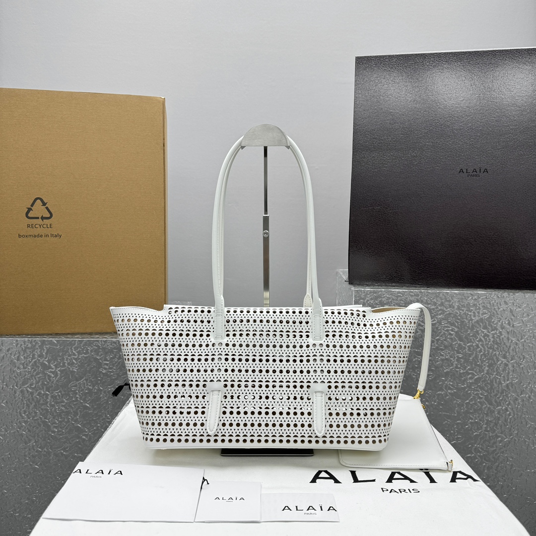 Alaïa Leather Neo Mina 32 Shoulder Bag in White |