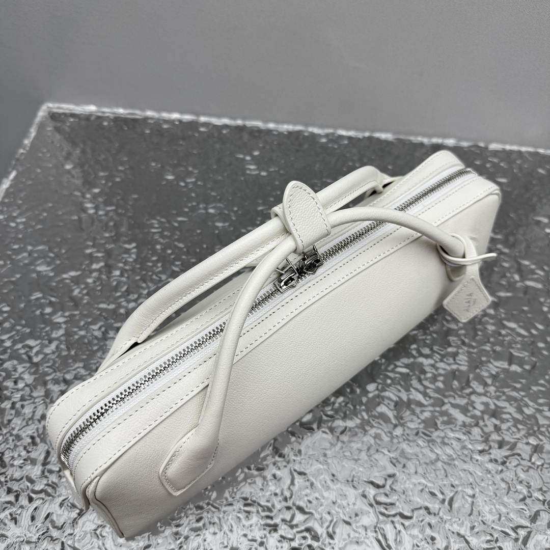 Alaïa Le Teckel Ivory Leather Clutch in White |