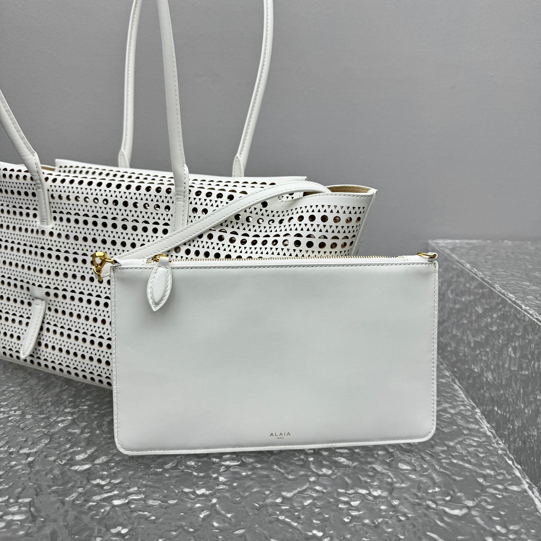 Alaïa Leather Neo Mina 32 Shoulder Bag in White |