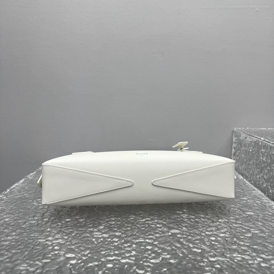 Alaïa Le Teckel Ivory Leather Clutch in White |