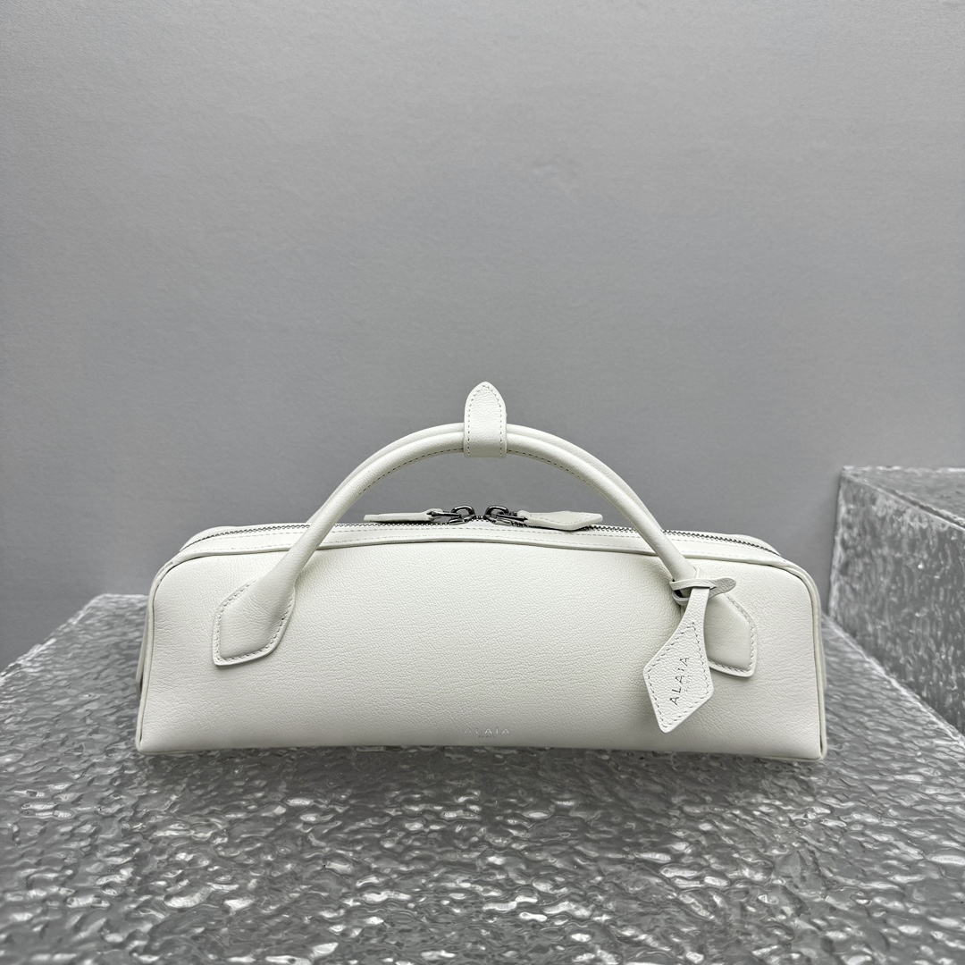 Alaïa Le Teckel Ivory Leather Clutch in White |