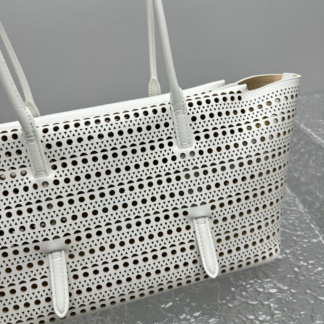 Alaïa Leather Neo Mina 32 Shoulder Bag in White |
