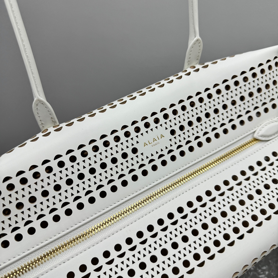 Alaïa Leather Neo Mina 32 Shoulder Bag in White |