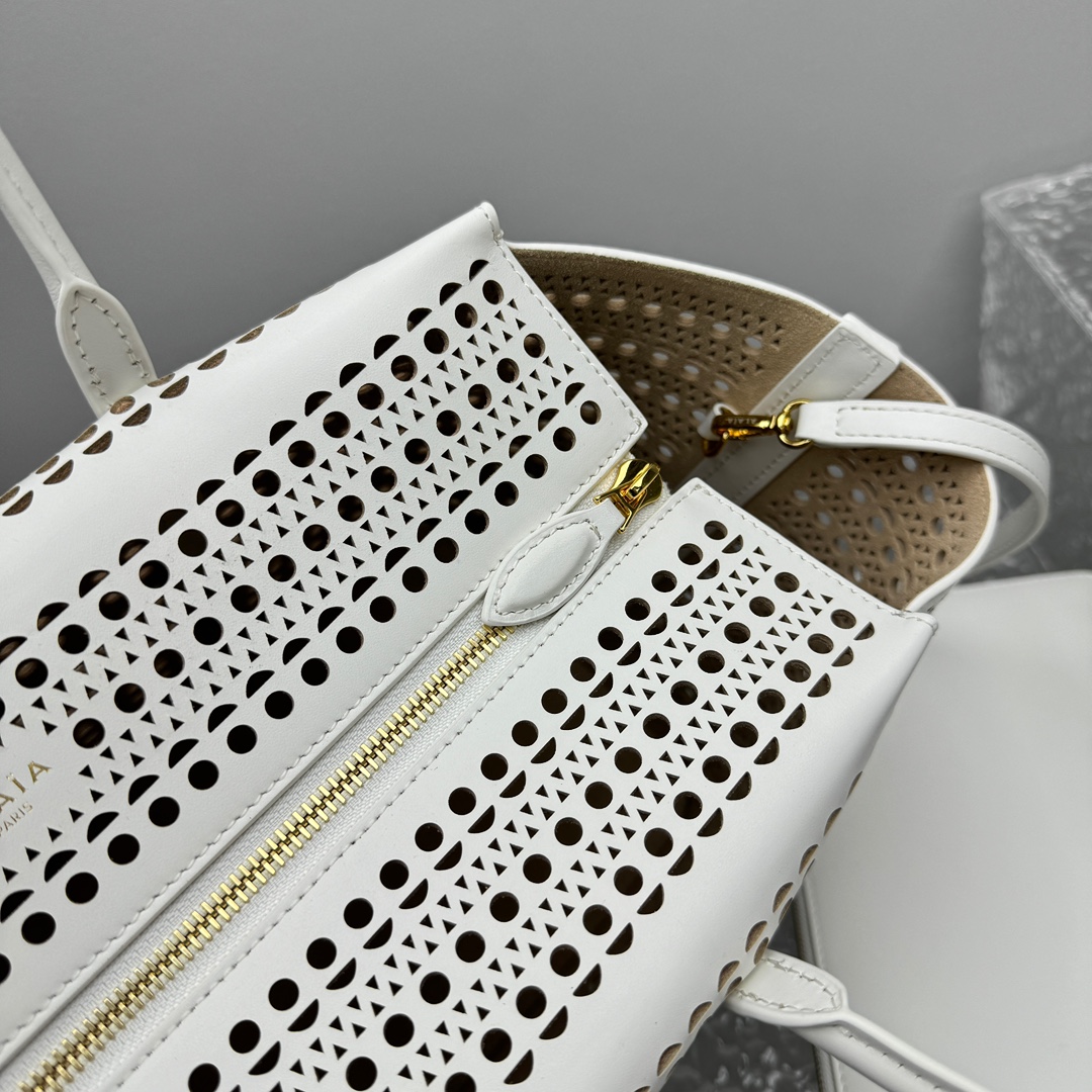 Alaïa Leather Neo Mina 32 Shoulder Bag in White |