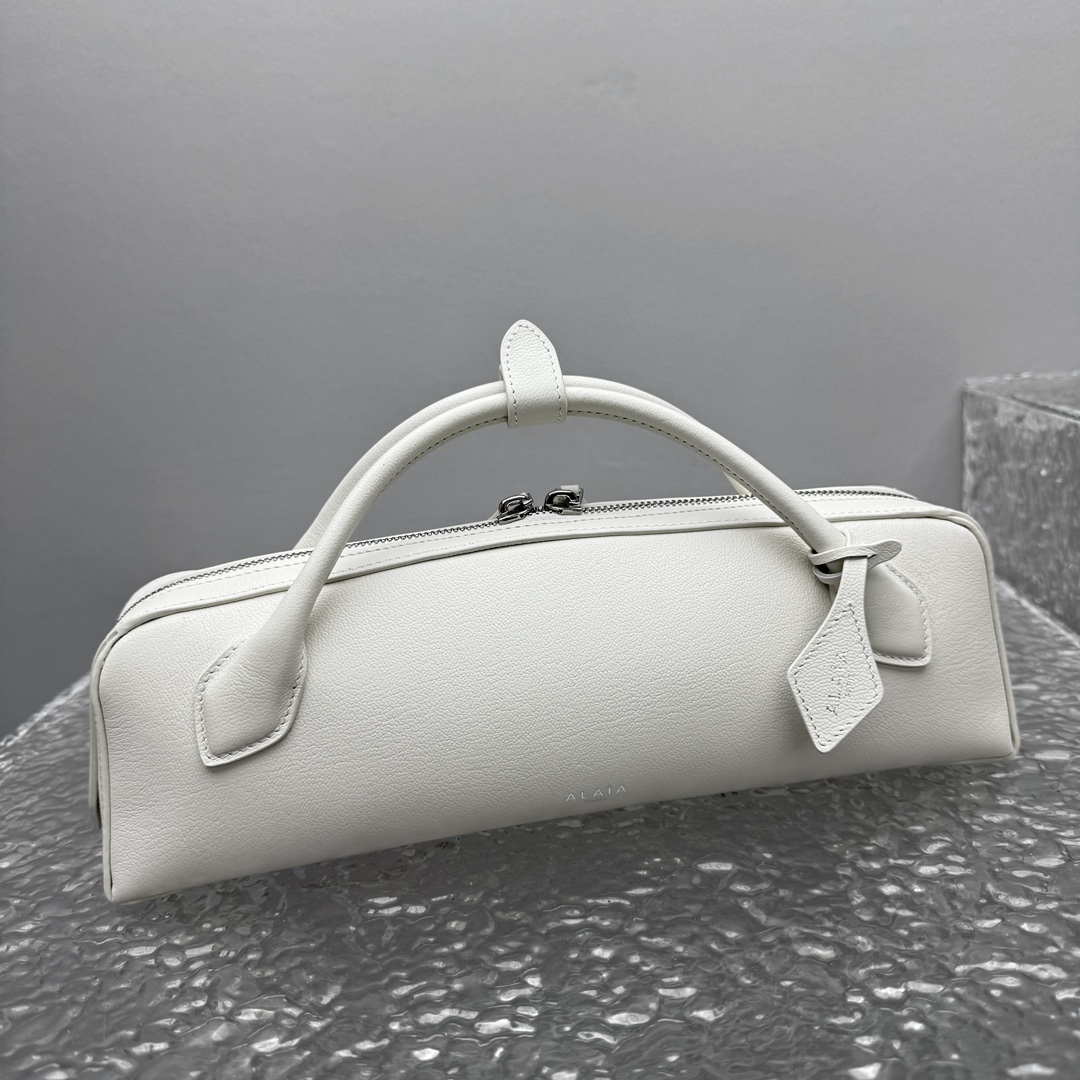 Alaïa Le Teckel Ivory Leather Clutch in White |
