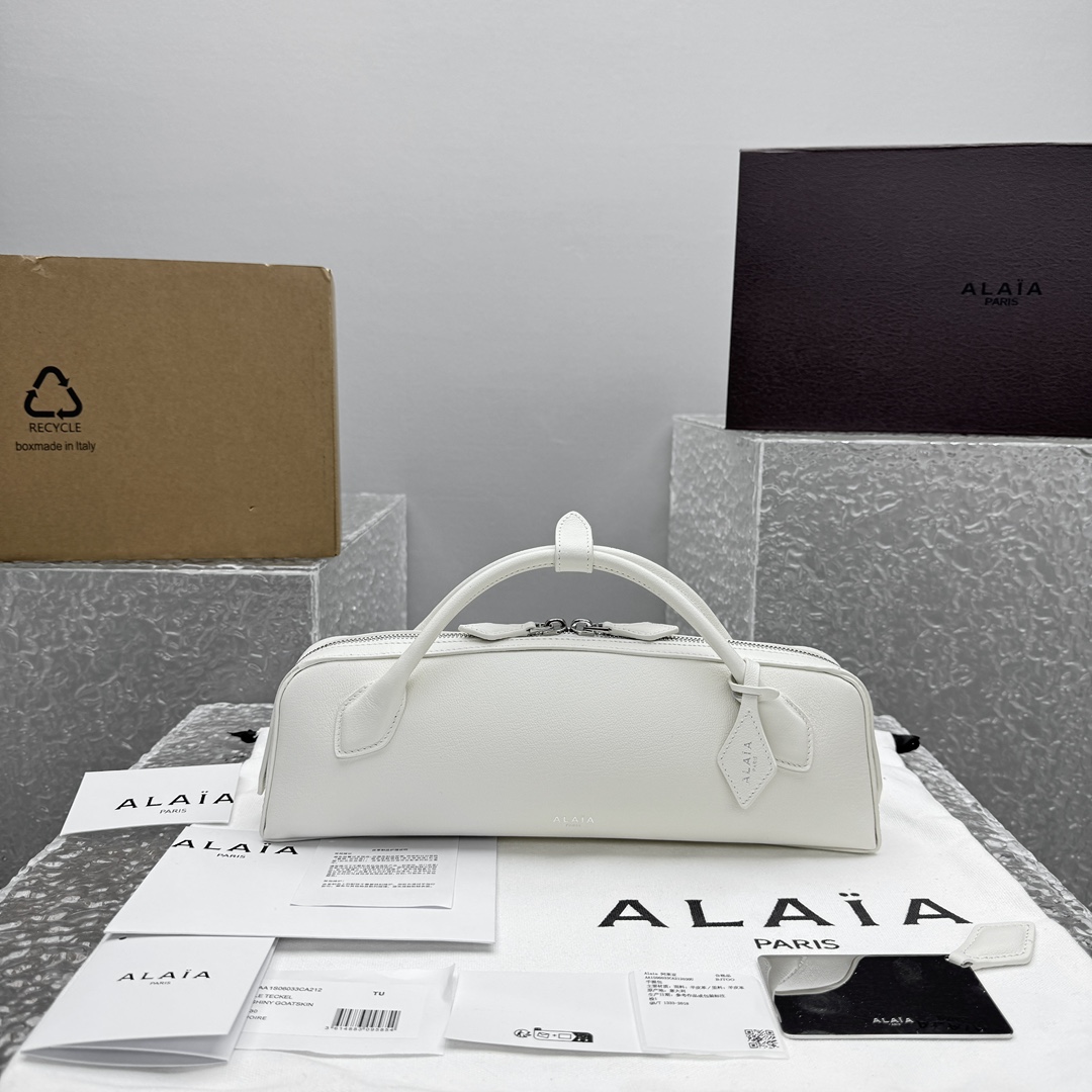 Alaïa Le Teckel Ivory Leather Clutch in White |