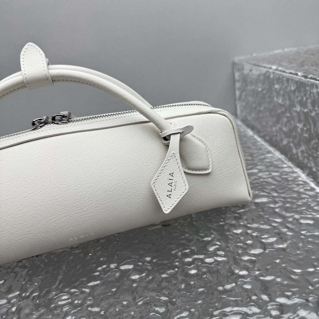 Alaïa Le Teckel Ivory Leather Clutch in White |