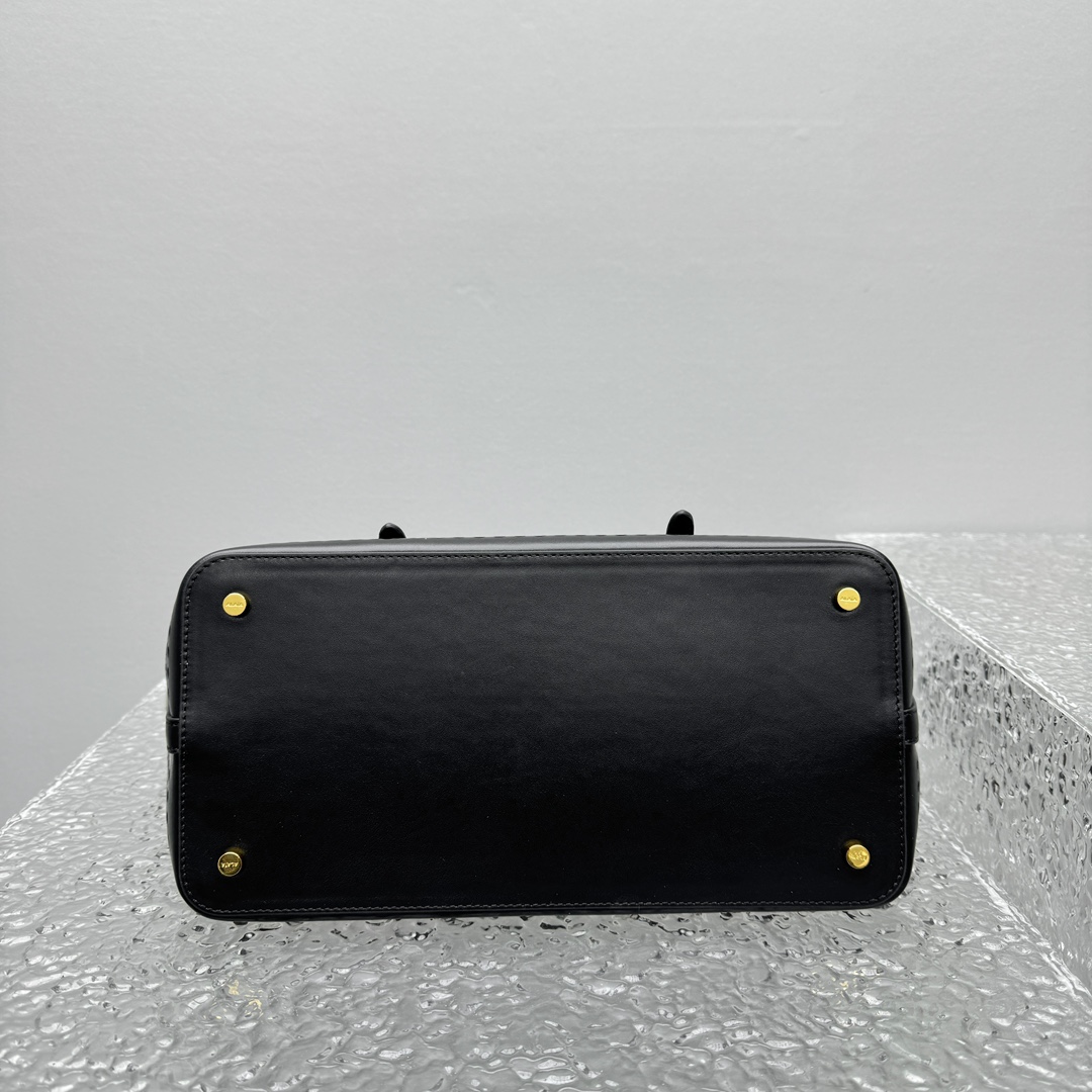 ALAÏA New Mina 32 laser-cut leather shoulder bag