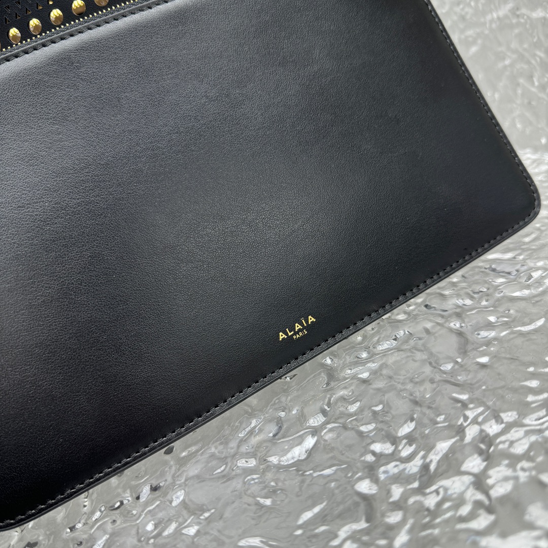 ALAÏA New Mina 32 laser-cut leather shoulder bag