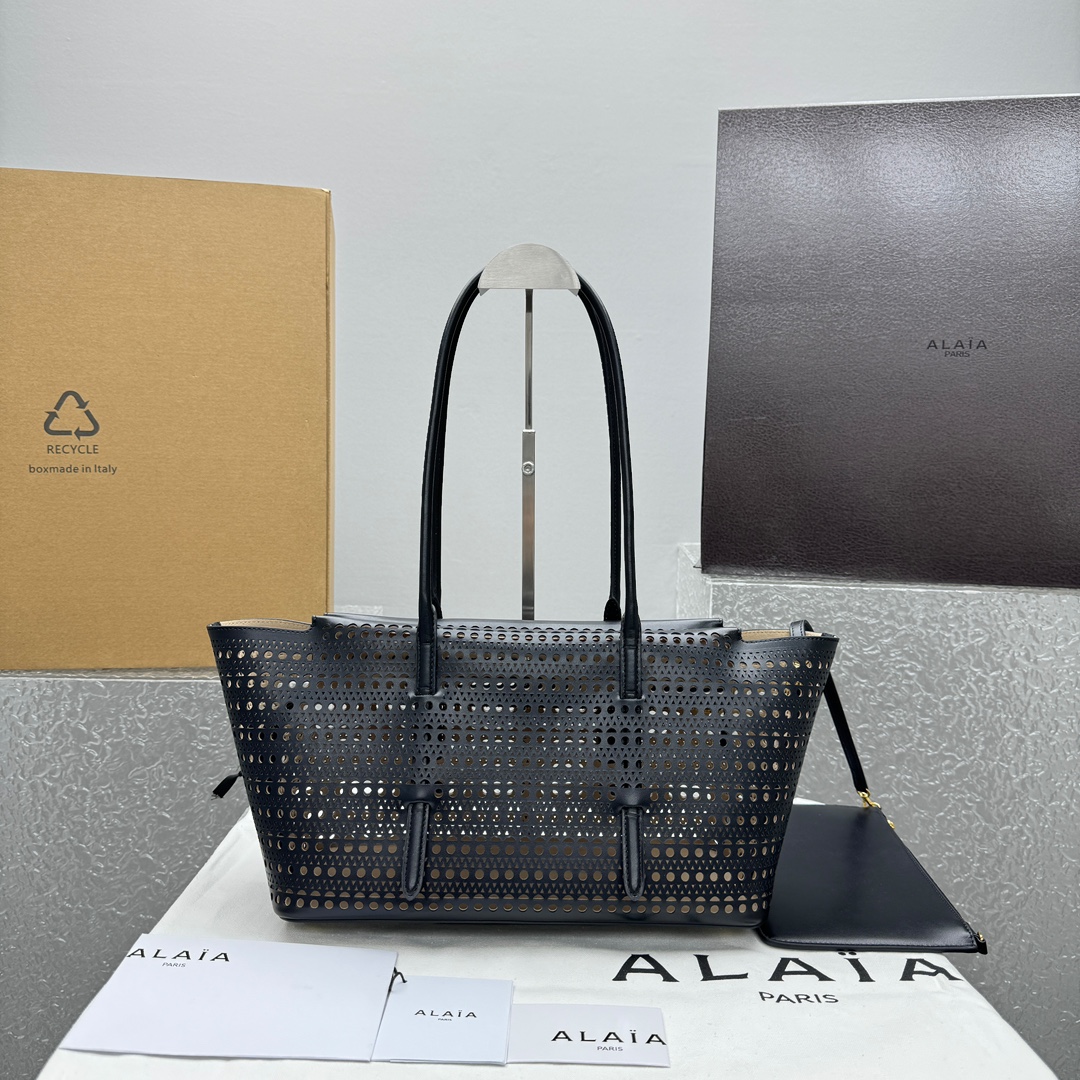 ALAÏA New Mina 32 laser-cut leather shoulder bag