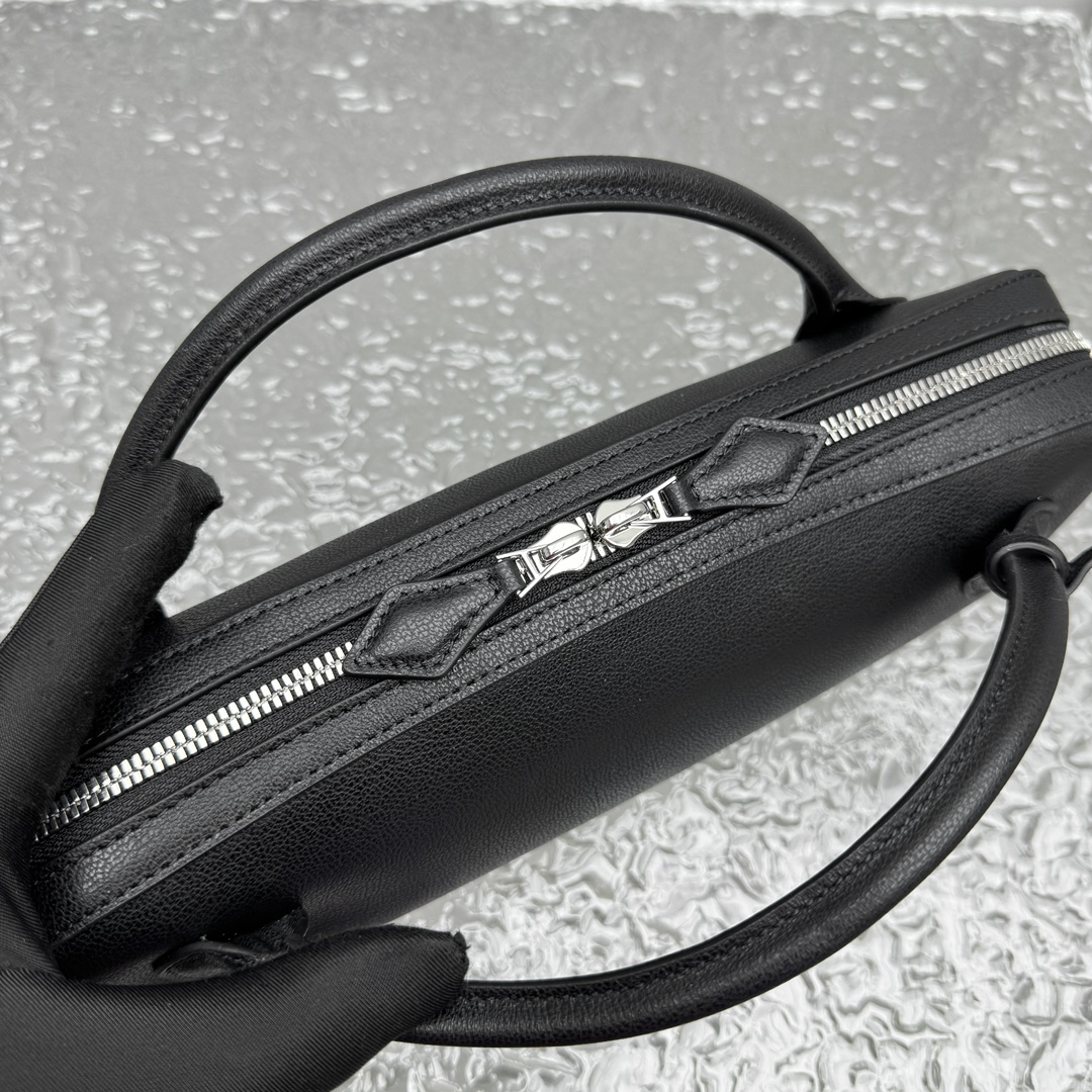 Black leather clutch bag Alaia LE TECKEL at the Park