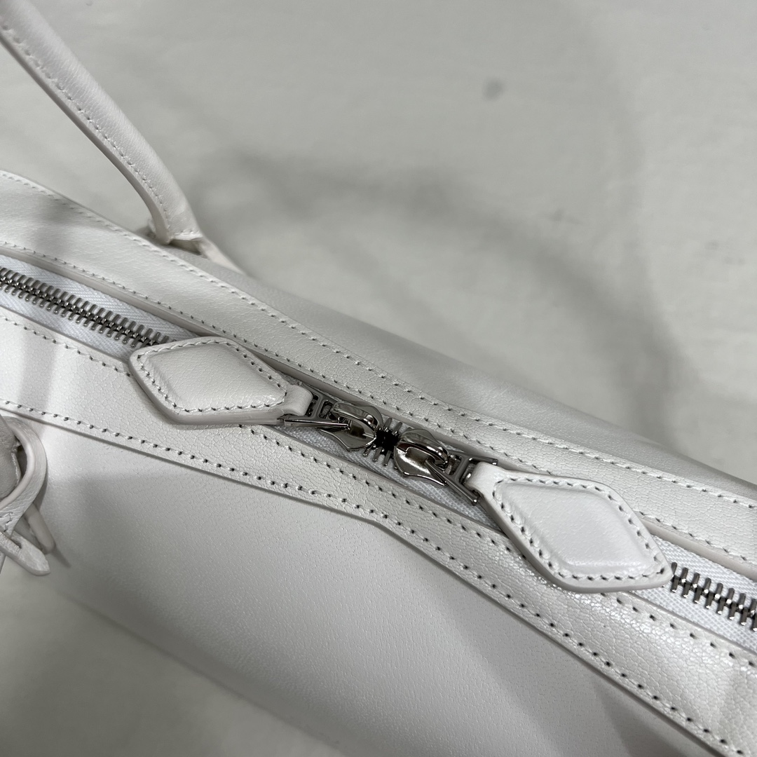 White ALAÏA Medium Goatskin Le Teckel Shoulder Bag Leather
