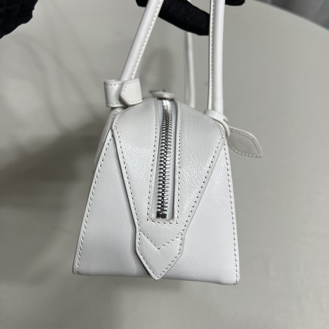 White ALAÏA Medium Goatskin Le Teckel Shoulder Bag Leather