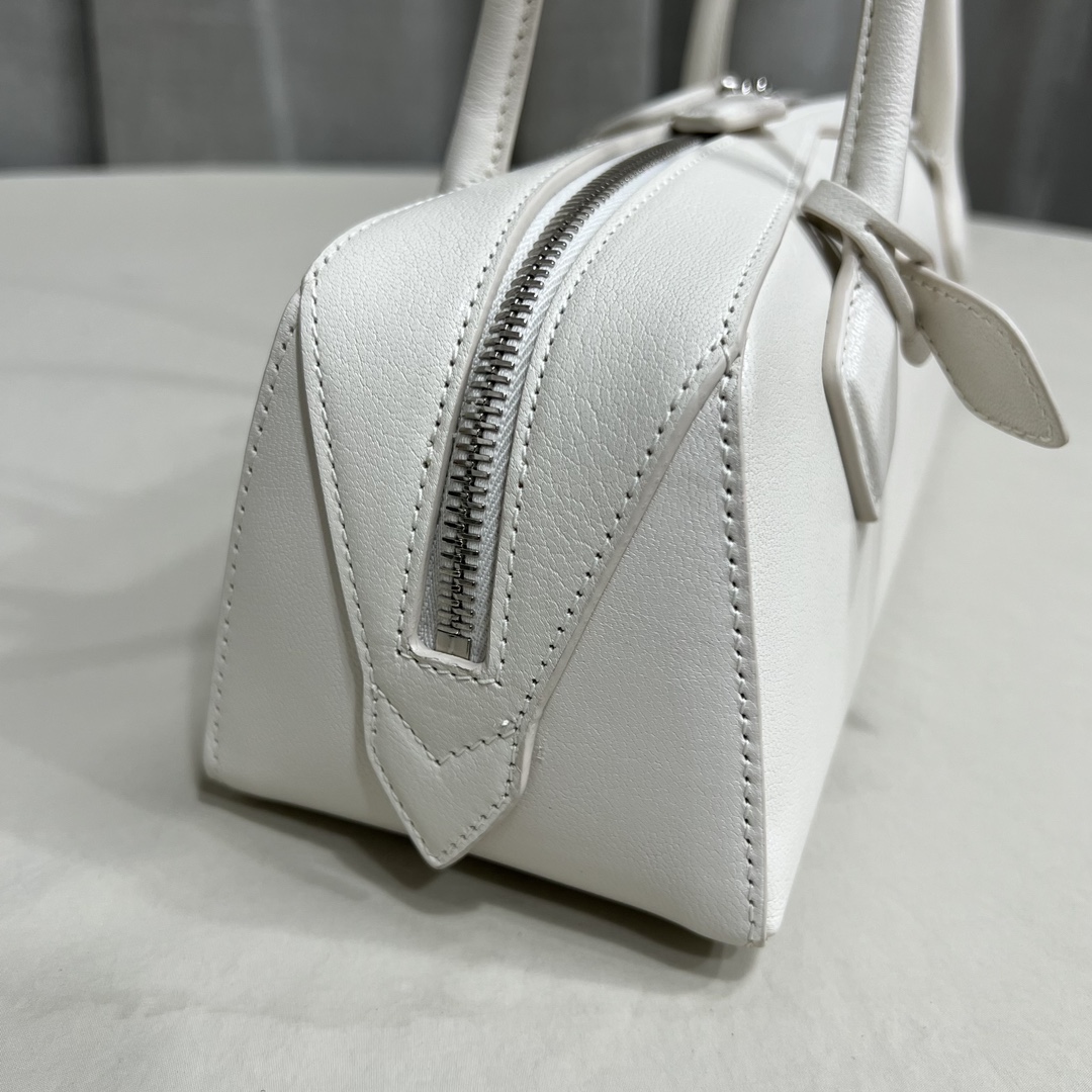 White ALAÏA Medium Goatskin Le Teckel Shoulder Bag Leather