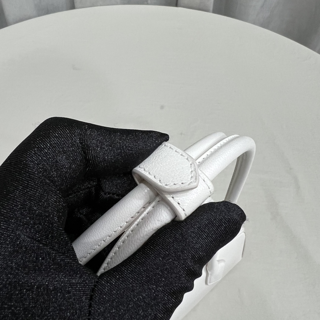 White ALAÏA Medium Goatskin Le Teckel Shoulder Bag Leather