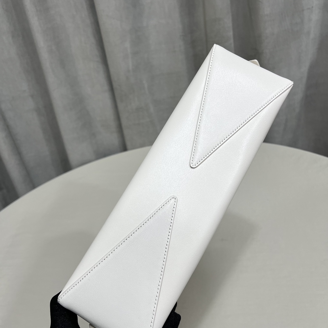 White ALAÏA Medium Goatskin Le Teckel Shoulder Bag Leather