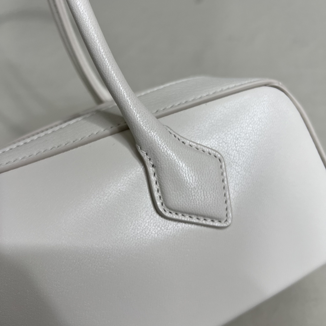 White ALAÏA Medium Goatskin Le Teckel Shoulder Bag Leather