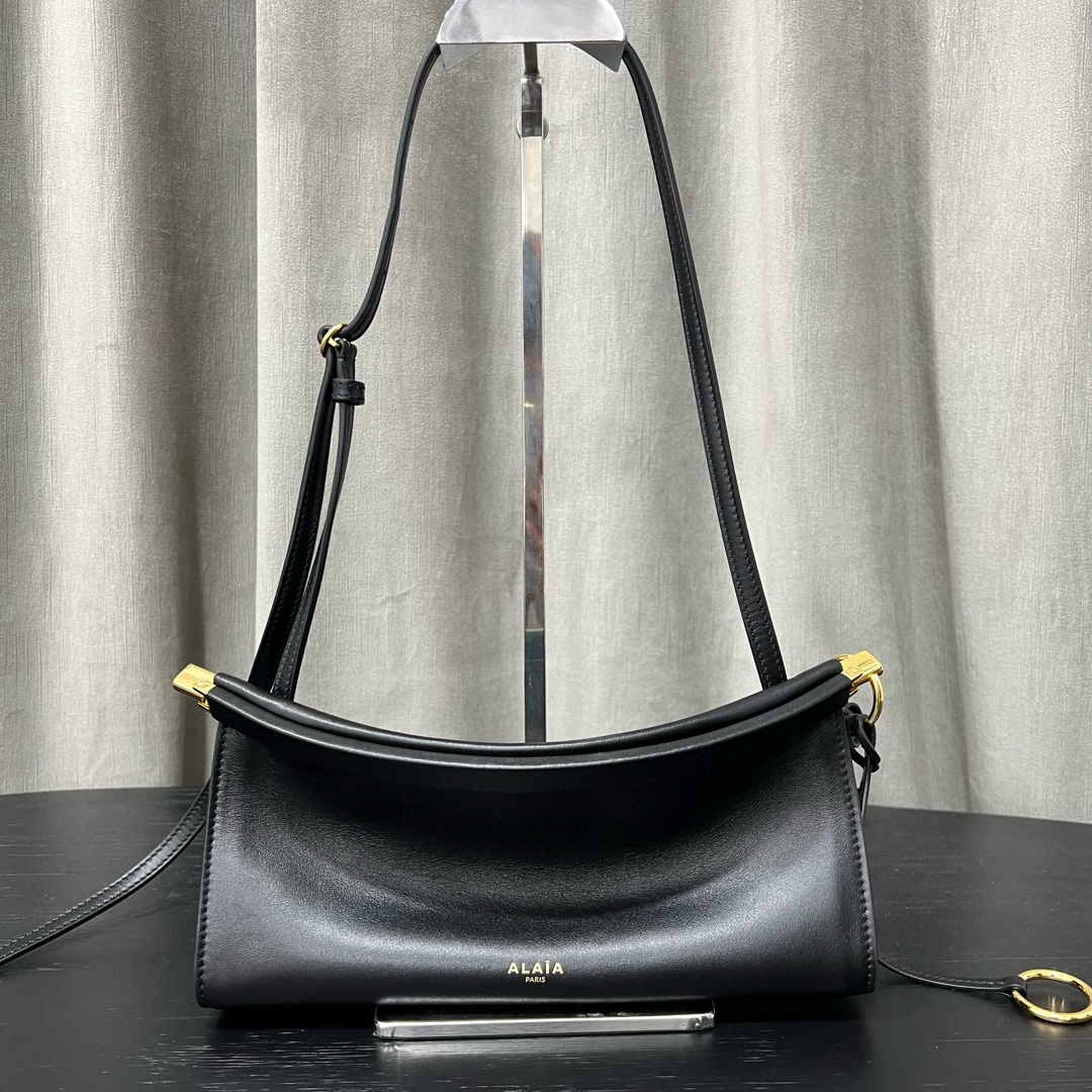 Alaïa Le Click East West Small Leather Bag in Black |