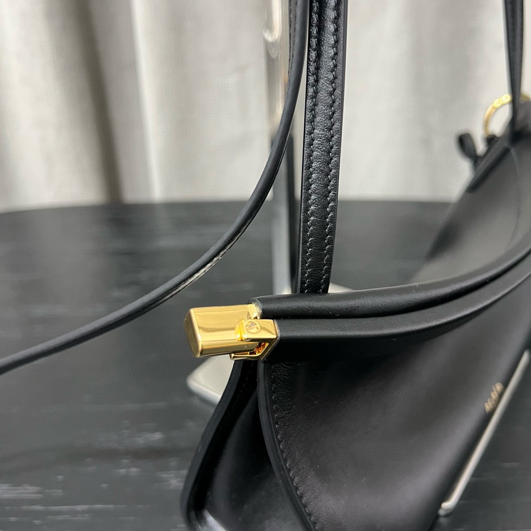 Alaïa Le Click East West Small Leather Bag in Black |